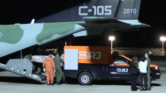 O caixão com o corpo de Juliana Marins, de 26 anos, desembarcou do avião da Força Aérea Brasileira (FAB) na Base Aérea do Galeão, por volta das 20h da terça-feira 1º de julho de 2025.