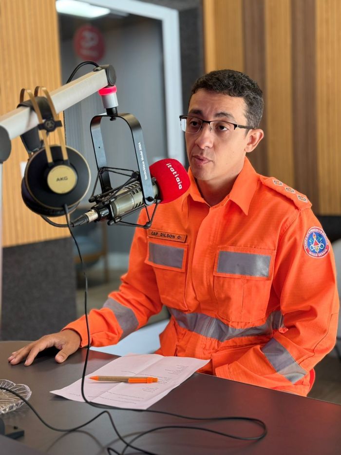 Imagem mostra Capitão Dilson Veloso, fardado, concedendo entrevista à Itatiaia 