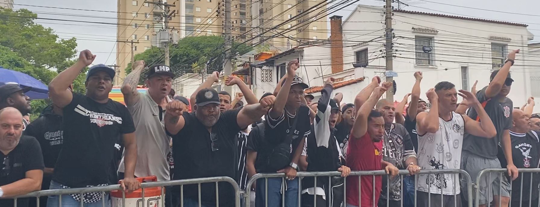 Torcedores do Corinthians demonstram apoio a Augusto de Melo antes de votação decisiva