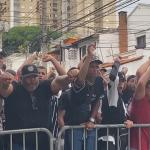 Torcedores do Corinthians demonstram apoio a Augusto de Melo antes de votação decisiva
