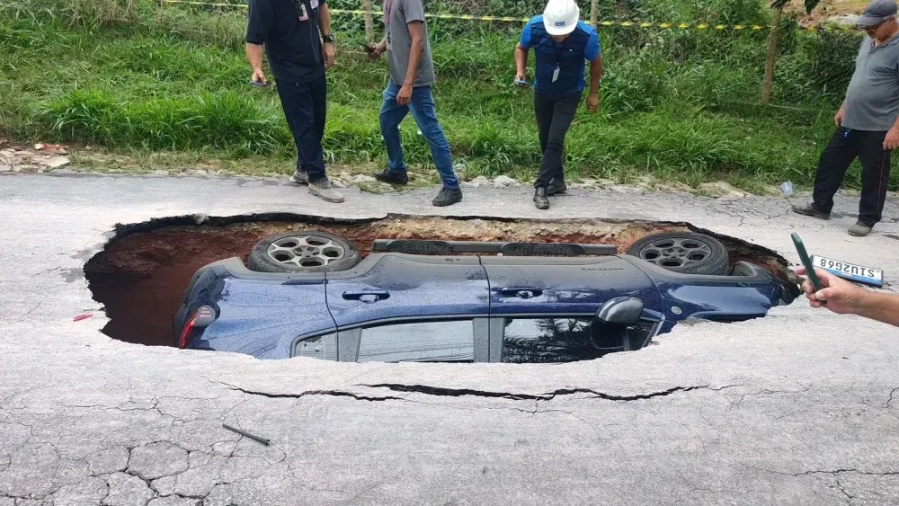 Veja fotos do buraco que engoliu carro e interditou rua na Grande BH