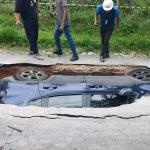 Veja fotos do buraco que engoliu carro e interditou rua na Grande BH