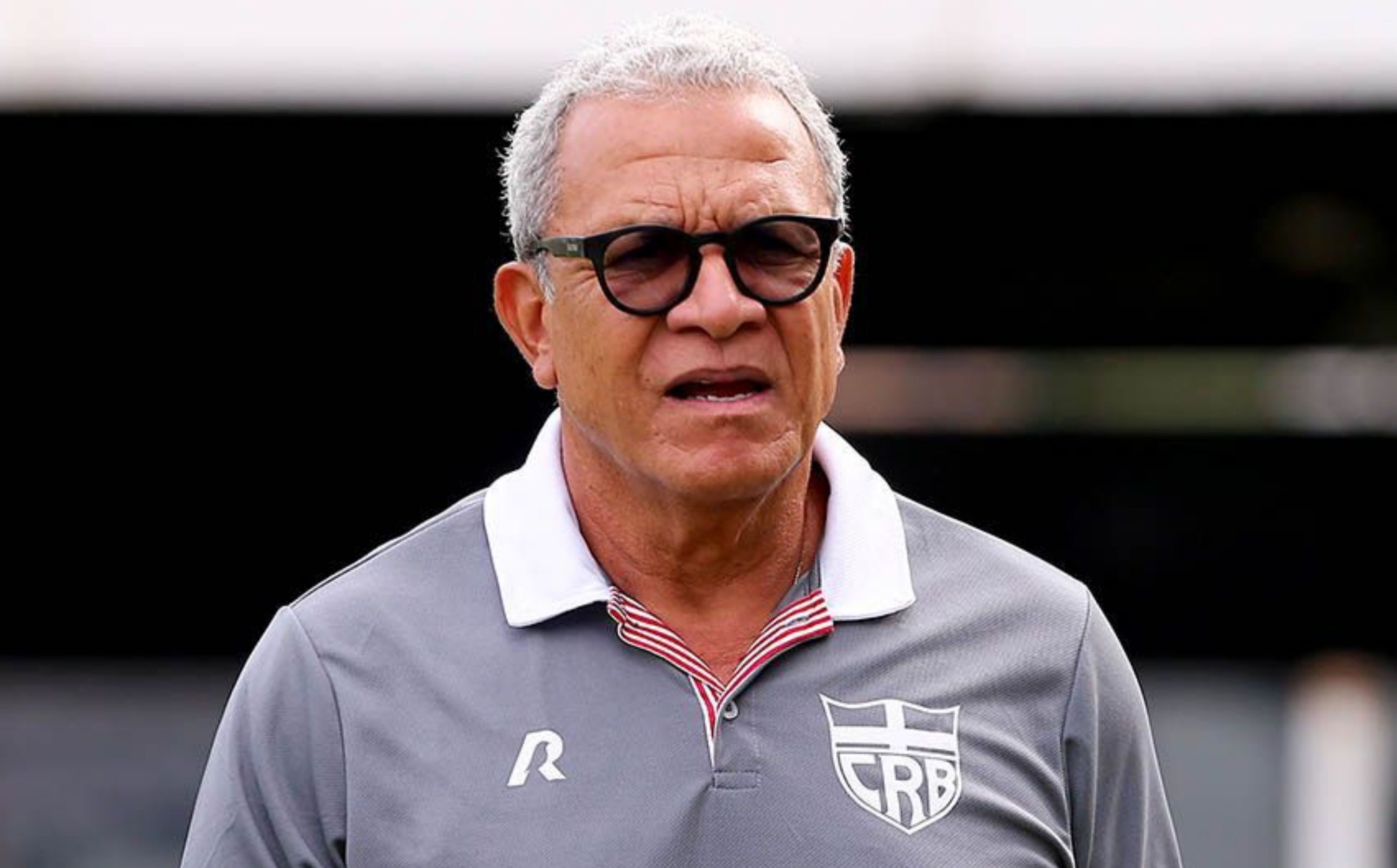 CRB anuncia saída do técnico Hélio dos Anjos após o fim da Série B