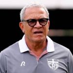 CRB anuncia saída do técnico Hélio dos Anjos após o fim da Série B