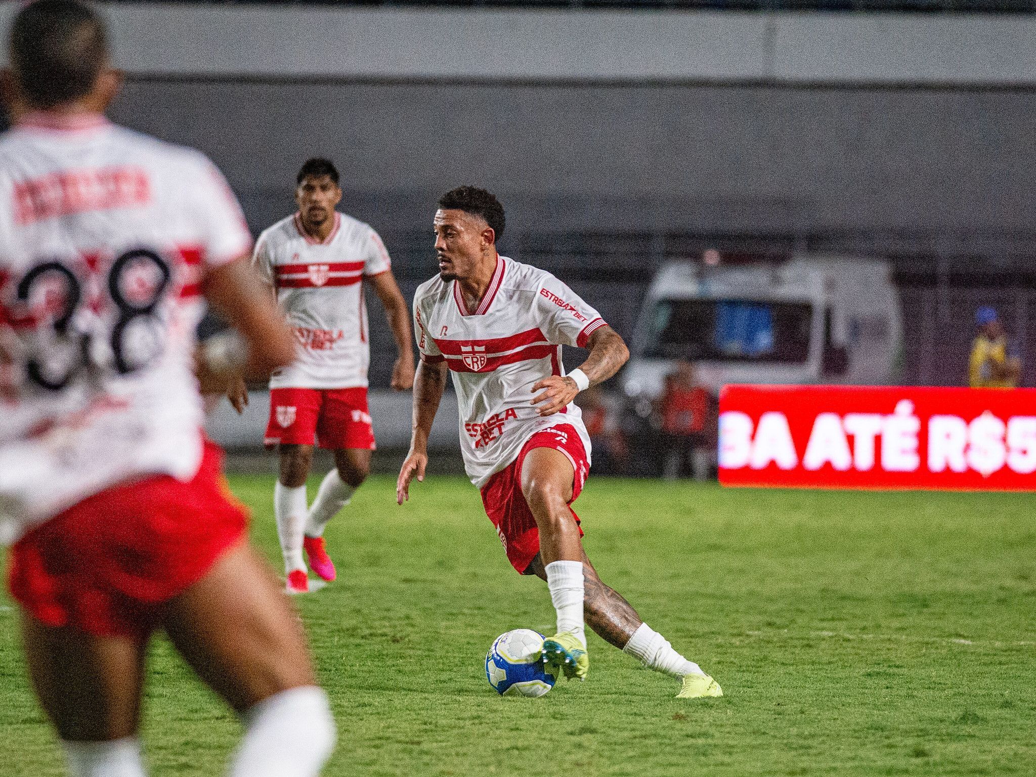 STJD pune jogador que agrediu Scarpa, do Atlético, na Copa do Brasil