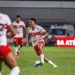 STJD pune jogador que agrediu Scarpa, do Atlético, na Copa do Brasil