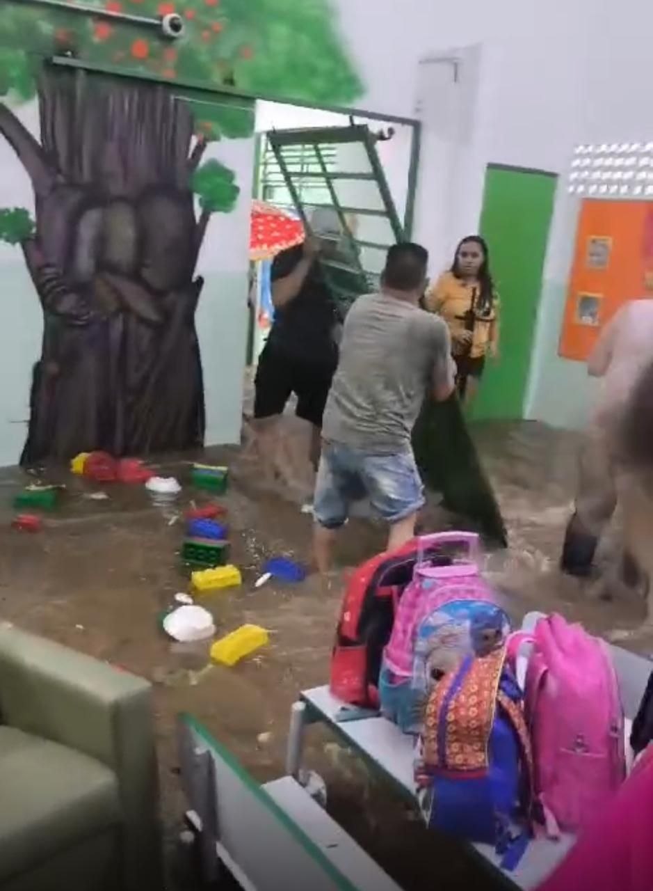 Crianças e professores ficam ilhados em creche de Osasco (SP) durante tempestade; vídeo