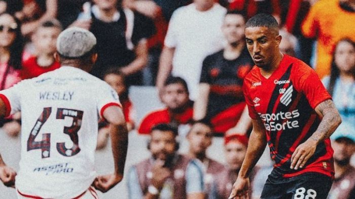 Wesley, lateral-direito do Flamengo, e Christian, atacante do Athletico-PR, em lance do jogo deste domingo (16)