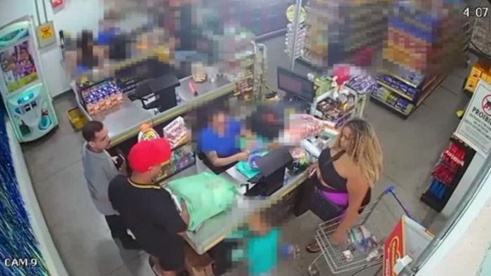 Menino de 7 anos diz 'não roubei' em vídeo gravado pela mãe, Giovanna Brasil; gerente da Magic Doces acusou garoto de comer bolachas e não pagar por elas.