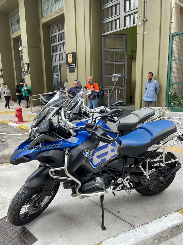 Moto de luxo apreendida no endereço onde funcionava a falsa central telefônica