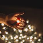 Jovem morre eletrocutado ao instalar luzes de Natal na Califórnia