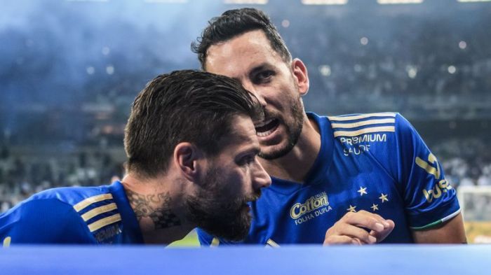 Sobis e Cabral conversam em jogo de despedida pelo Cruzeiro, no Mineirão
