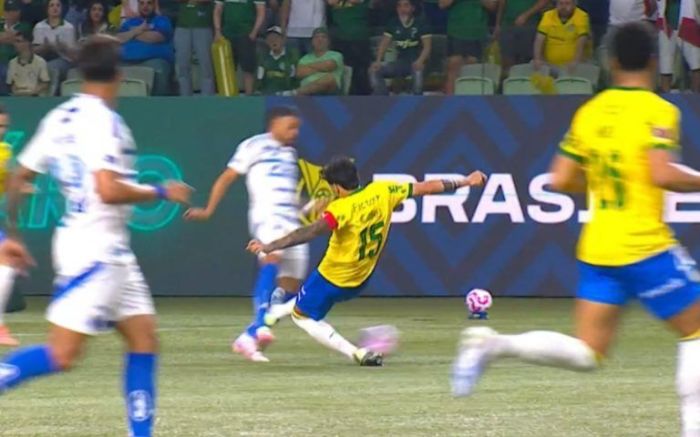 Lance polêmico ocorreu nos primeiros minutos de jogo