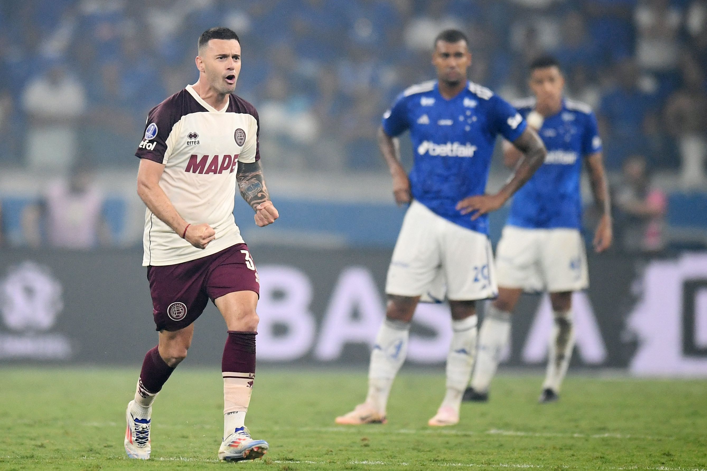 Cruzeiro cede empate ao Lanús, segue sem vencer com Diniz e se complica na Sula