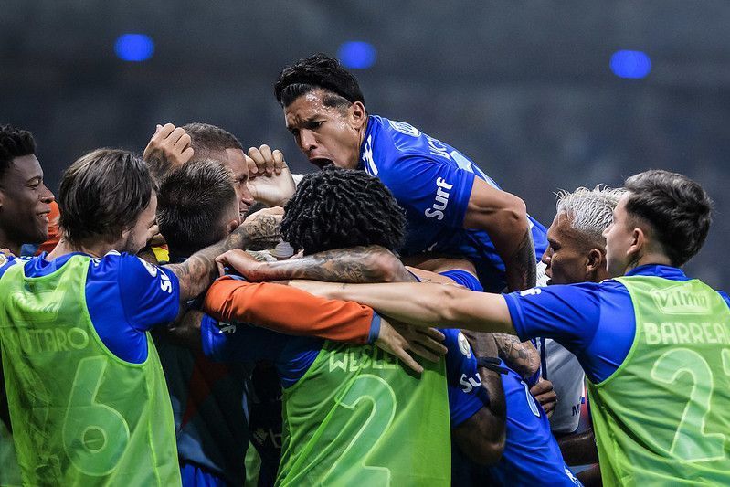 Cruzeiro vence o Criciúma, encerra jejum no Brasileiro e alivia pressão de Diniz
