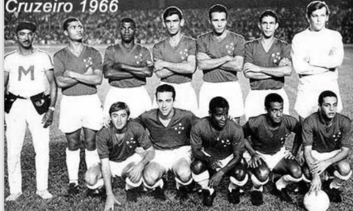 William (em pé, o 4º da esquerda para a direita) foi campeão da Taça Brasil de 1966 pelo Cruzeiro