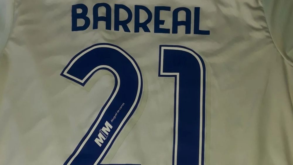 Campeão mundial de boxe recebe camisa do Cruzeiro de presente