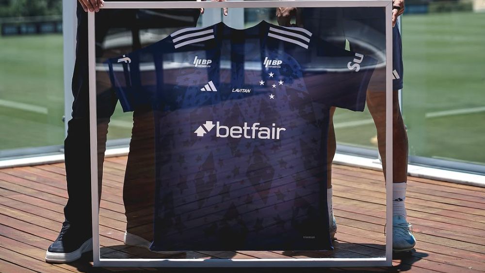 Jogador do Cruzeiro recebe homenagem do clube após marca expressiva e manda recado