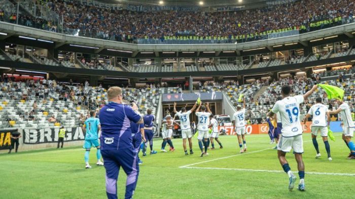 Após primeira vitória na Arena MRV, jogadores comemoram resultado com a torcida do Cruzeiro