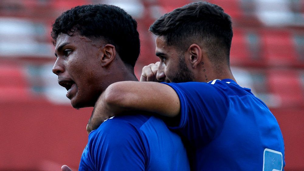 No Castor Cifuentes, jogadores do Cruzeiro assistem a jogo do sub-20 na Copa do Brasil