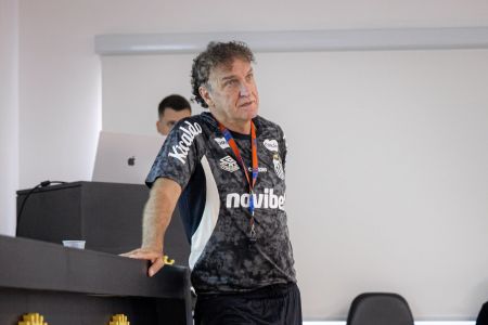 Cuca, técnico do Santos pela quarta vez