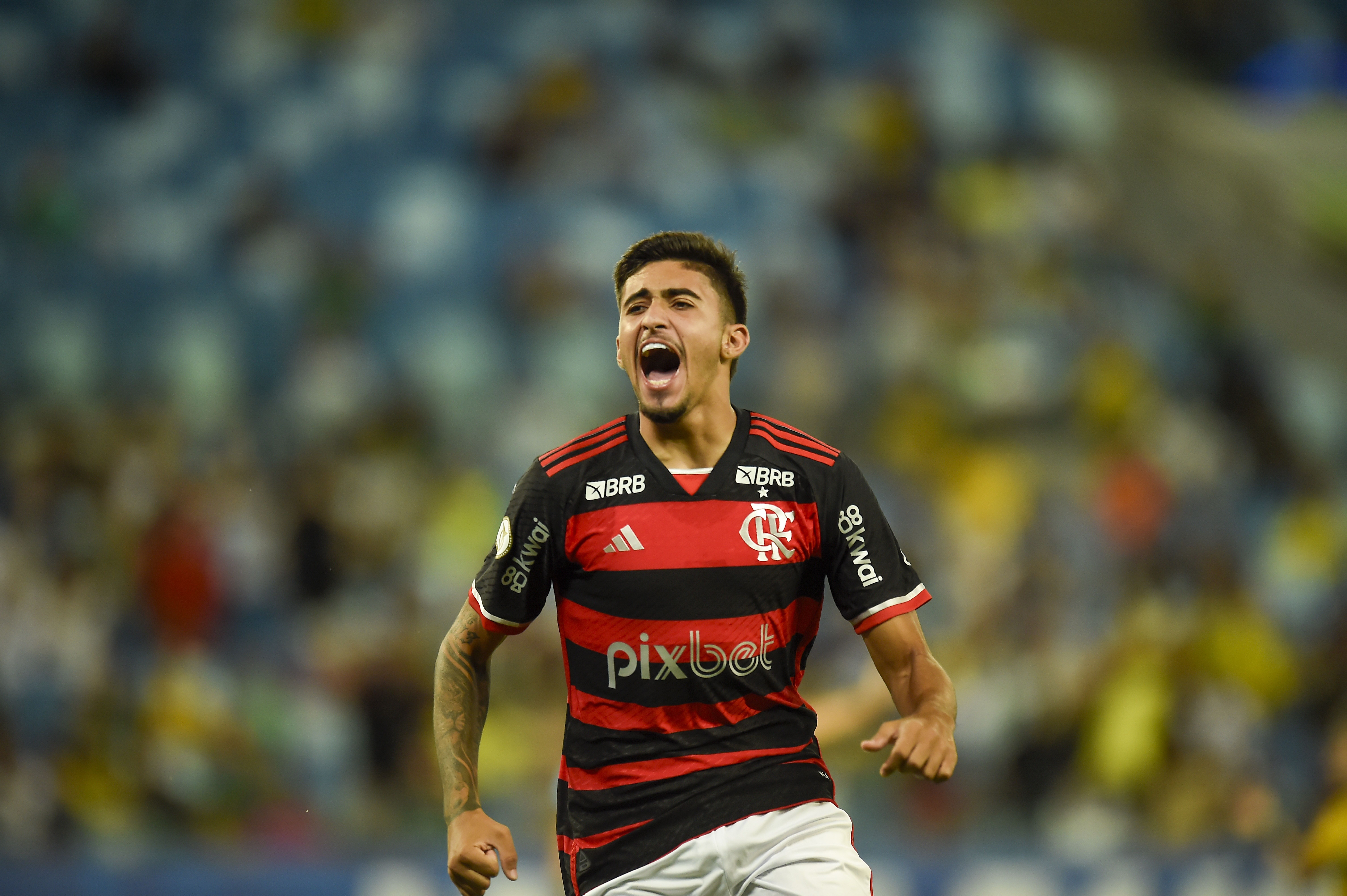 Após estreia com gol, jovem do Flamengo reforça 'pés no chão' e revela inspirações
