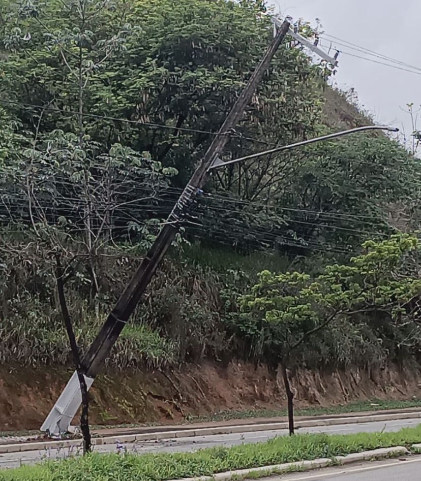 Poste amanhece inclinado na avenida Presidente Tancredo de Almeida Neves, em Coronel Fabriciano