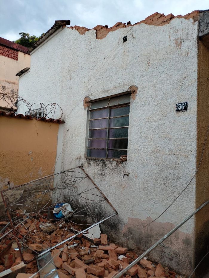 Parte da fachada de casa no bairro esplanada desaba 