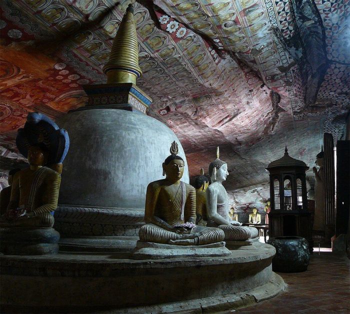 Estupa com Budas sentados ao redor, no complexo de mosteiros rupestres de Dambulla. Sri Lanka.