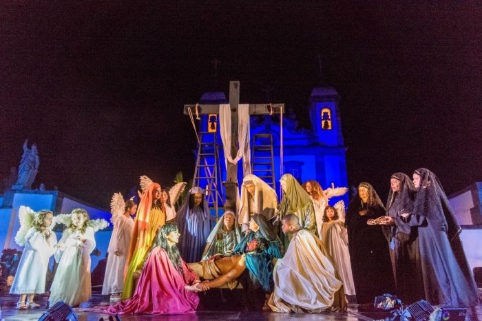 Fiéis acompanham a Paixão de Cristo em Congonhas
