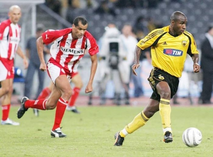Da esquerda para a direita: Rivaldo (Olympiacos) e Dandão (AEK) Da esquerda para a direita: Rivaldo (Olympiacos) e Dandão (AEK)