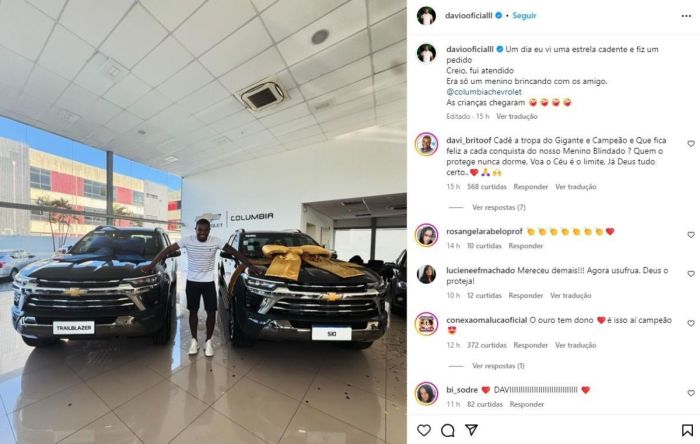 Campeão do 'BBB 24', Davi recebe carros que ganhou no programa, nessa quinta-feira (1°).