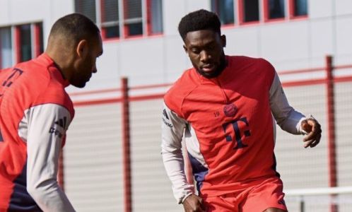 Alphonso Davies durante treino com o Bayern de Munique em 2026