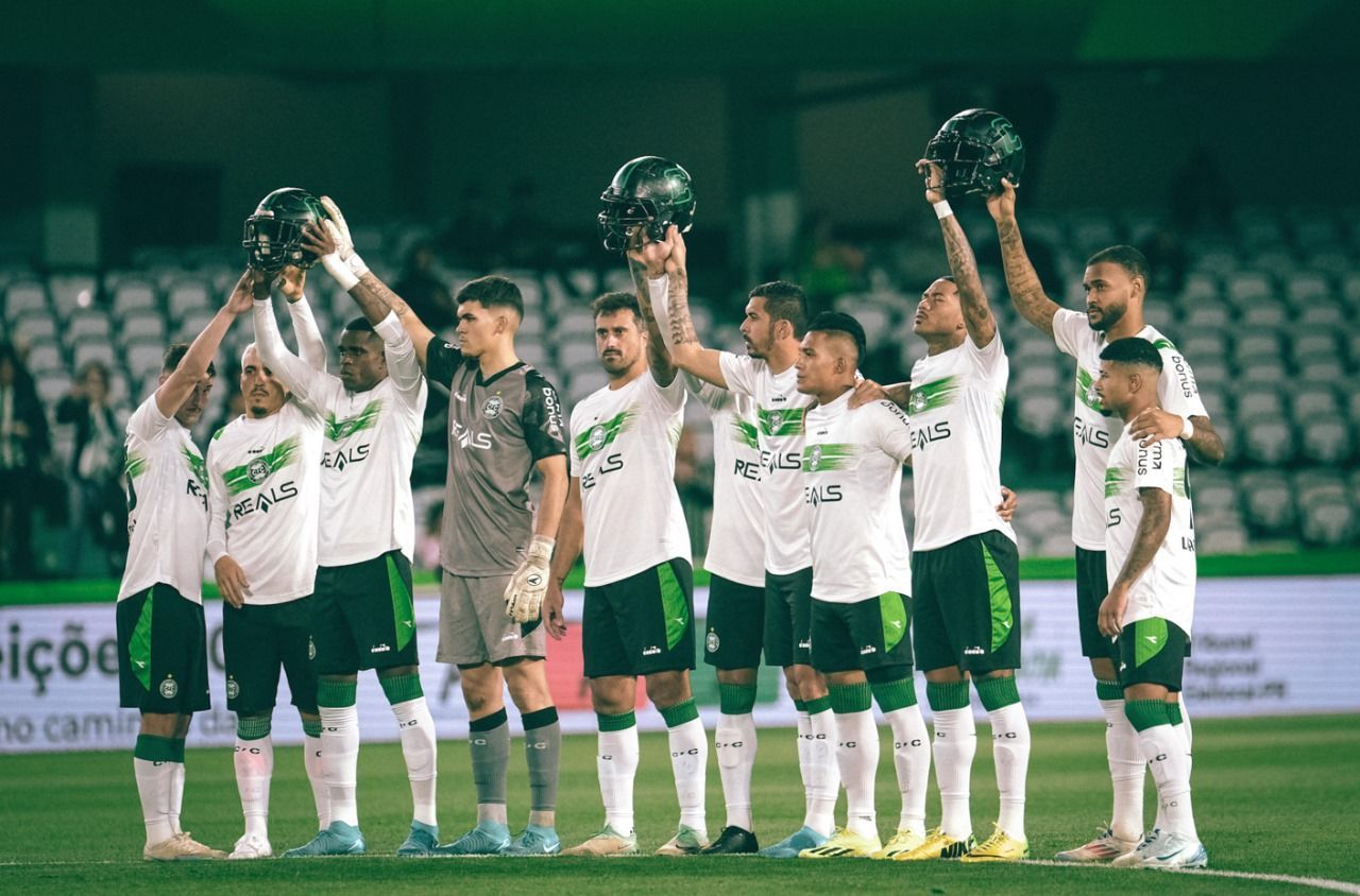 Coritiba homenageia jogadores de futebol americano vítimas em acidente de ônibus