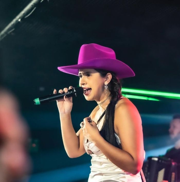 Cantora Débora Amorim foi agredida e teve cabelo cortado.