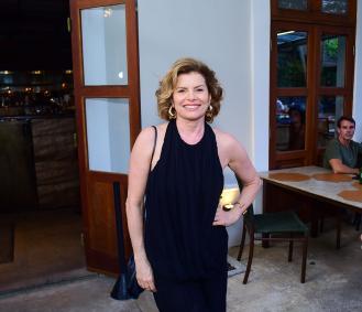 Elenco de Vale Tudo e famosos celebram aniversário de Carolina Dieckmmann