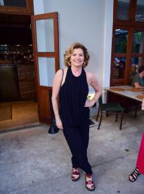 Elenco de Vale Tudo e famosos celebram aniversário de Carolina Dieckmmann