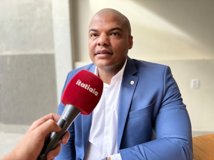 Imagem mostra Defensor Público Estadual, Dr. José Cléber, concedendo entrevista exclusiva à Itatiaia
