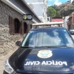Homem é preso ao ameaçar matar companheira na frente de policiais em MG