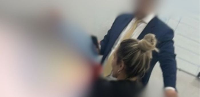 Imagem mostra Deolane Bezerra na delegacia, nesta quarta-feira (4).