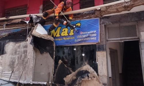 Parte de marquise ainda presa à estrutura de imóvel foi derrubada pelos Bombeiros