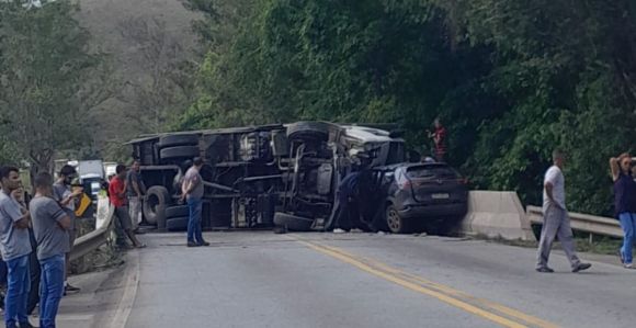 Acidente entre caminhão e carro na BR-040, em Juiz de Fora