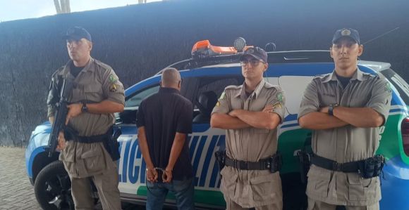 Equipe da Polícia Militar de Goiás após prisão do suspeito de abusar da filha adolescente