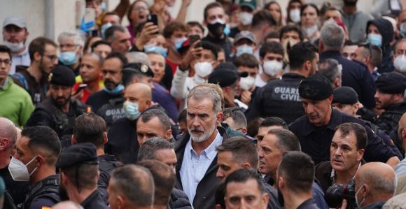 Rei Felipe VI da Espanha é vaiado por moradores furiosos durante protesto