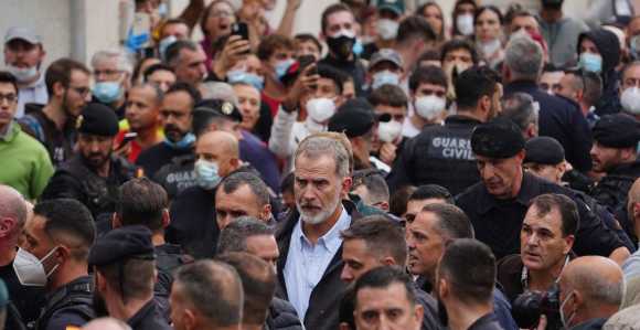 Rei Felipe VI da Espanha é vaiado por moradores furiosos durante protesto