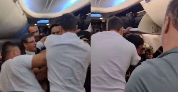 Imagens mostram passageiros e tripulantes impedindo o homem de abrir a porta do avião