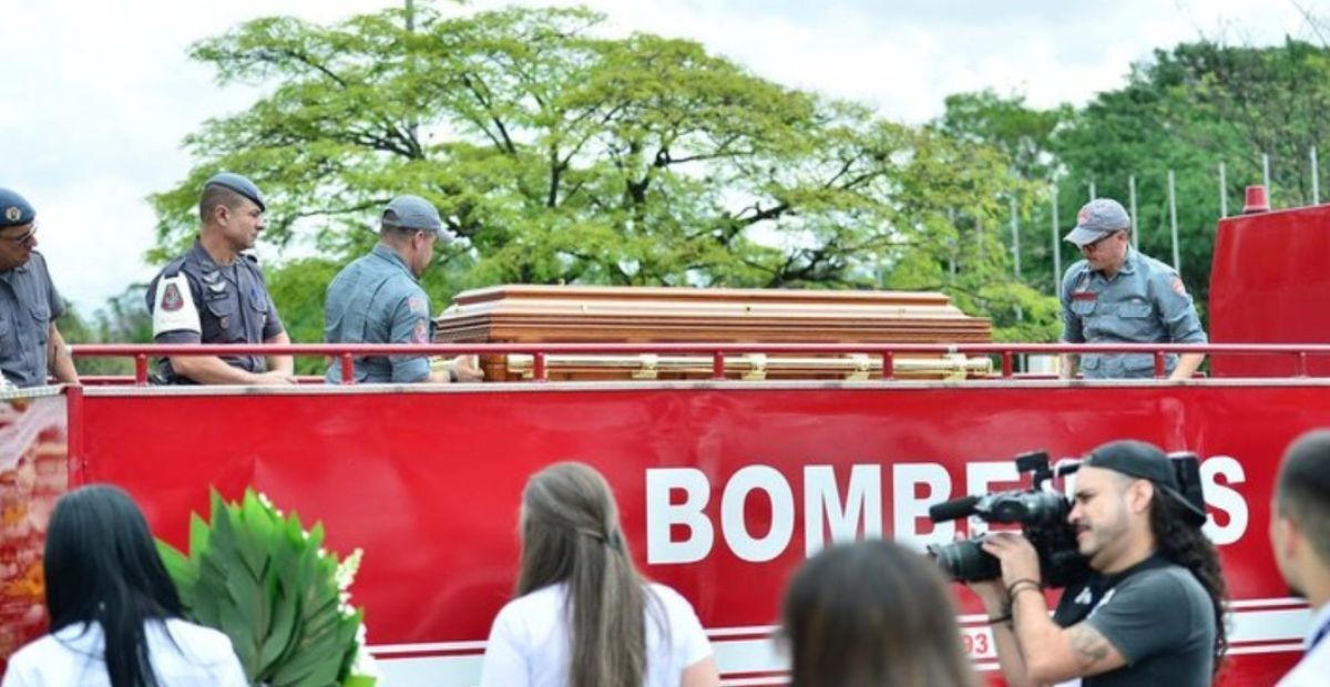 Corpo do cantor Agnaldo Rayol é levado para cemitério em carro dos Bombeiros