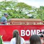 Corpo do cantor Agnaldo Rayol é levado para cemitério em carro dos Bombeiros