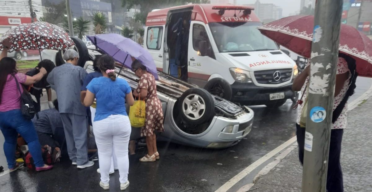 Carro capota e cinco pessoas ficam feridas em avenida de Contagem, na Grande BH