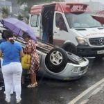 Carro capota e cinco pessoas ficam feridas em avenida de Contagem, na Grande BH